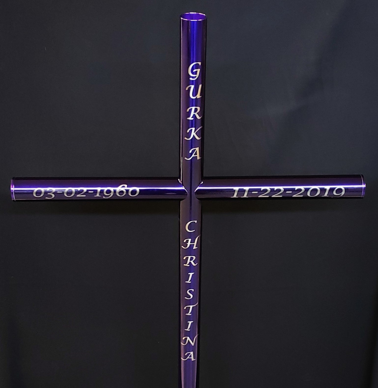 Everlasting Cross Urn Memorial is Customized Engraving on Four Sides. Keepsake Memoriaal for Gardens, Funeral at Pet Cemetery or Outdoor Roadside. Loved One Passed Will Symbolized And Their Memories Will Be Everlasting. Urn for Their Ashes Wil Be A Timeless Keepsake or Memorial Jewelry