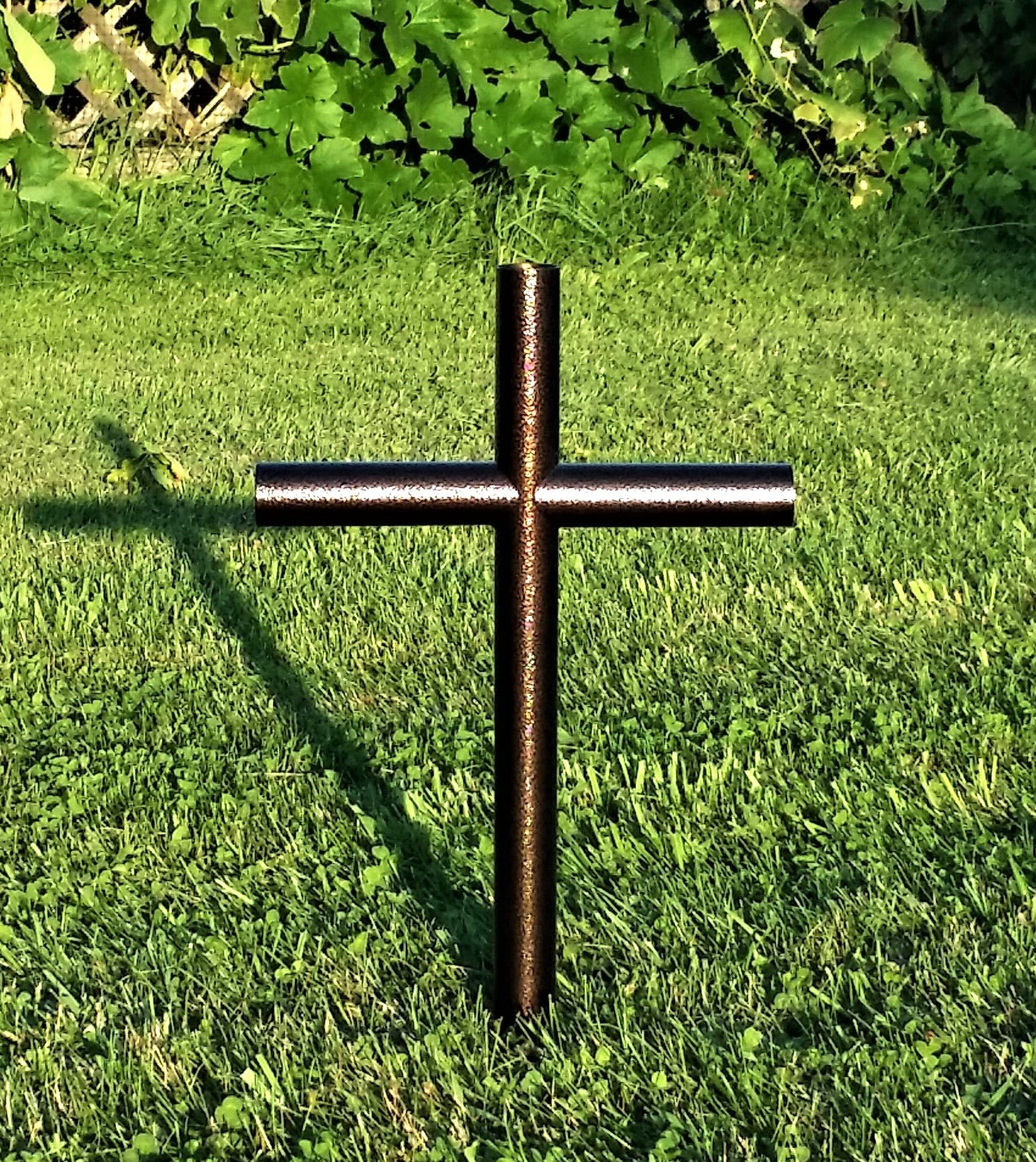 Perfect memorial in a classic finish Copper Vein.  Everlasting Cross glimmers in the sunlight to reflect the happiest of memories of your loved one lost.  Either human or pet this memorial will forever preserve their memory.