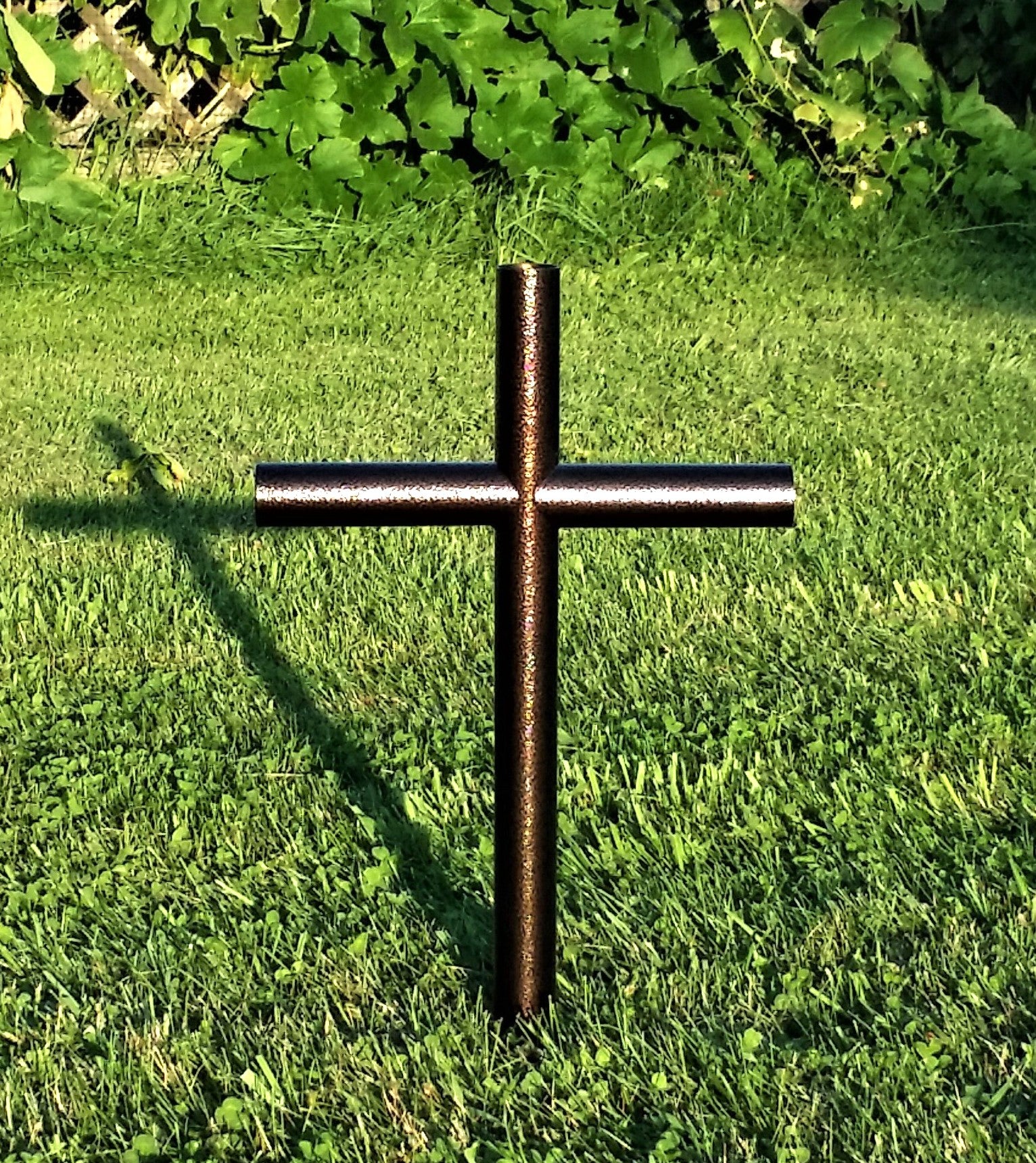 Perfect memorial in a classic finish Copper Vein.  Everlasting Cross glimmers in the sunlight to reflect the happiest of memories of your loved one lost.  Either human or pet this memorial will forever preserve their memory.